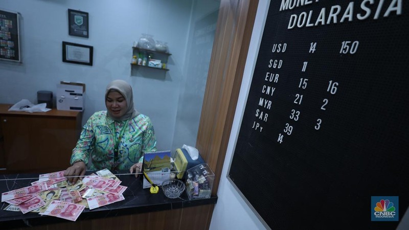 Suasana DolarAsia Money Changer di Kawasan Jakarta, Selasa (20/6/2023). (CNBC Indonesia/Tri Susilo)