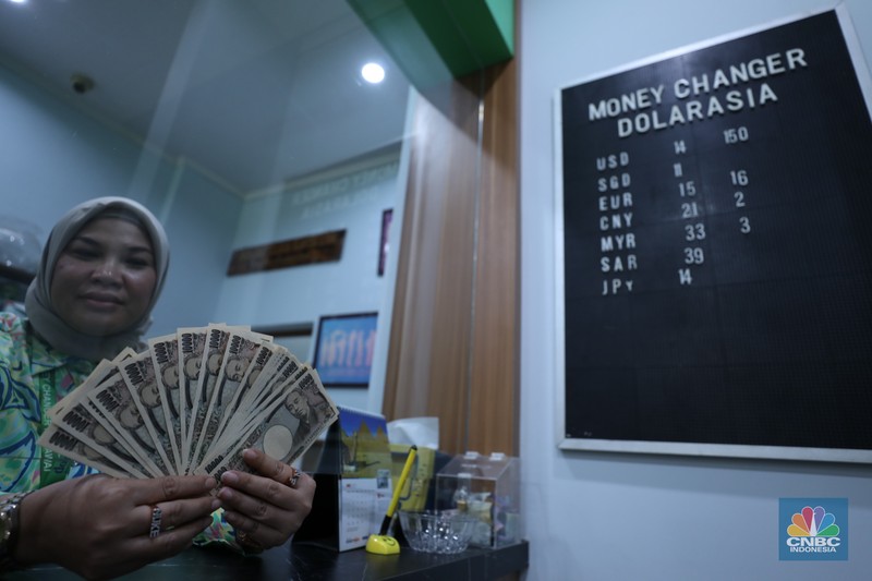Suasana DolarAsia Money Changer di Kawasan Jakarta, Selasa (20/6/2023). (CNBC Indonesia/Tri Susilo)