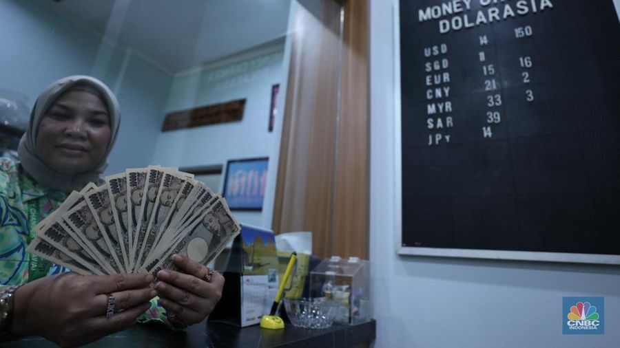 Suasana DolarAsia Money Changer di Kawasan Jakarta, Selasa (20/6/2023). (CNBC Indonesia/Tri Susilo)