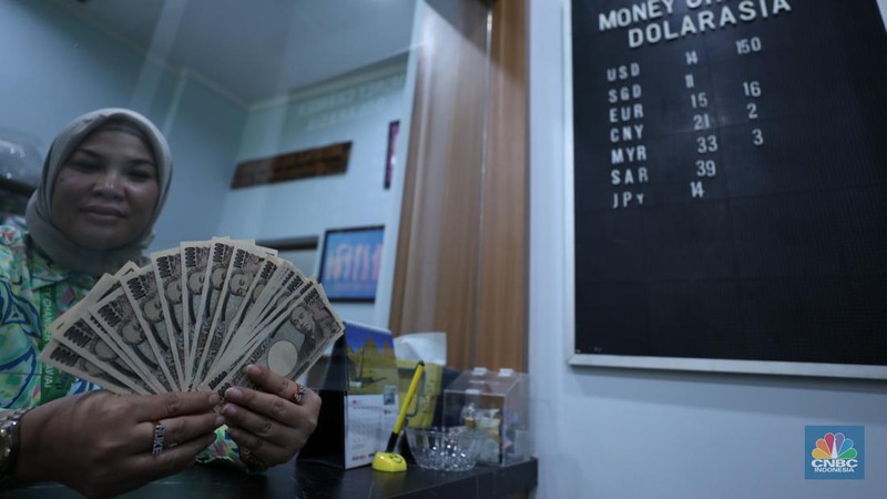 Suasana DolarAsia Money Changer di Kawasan Jakarta, Selasa (20/6/2023). (CNBC Indonesia/Tri Susilo)
