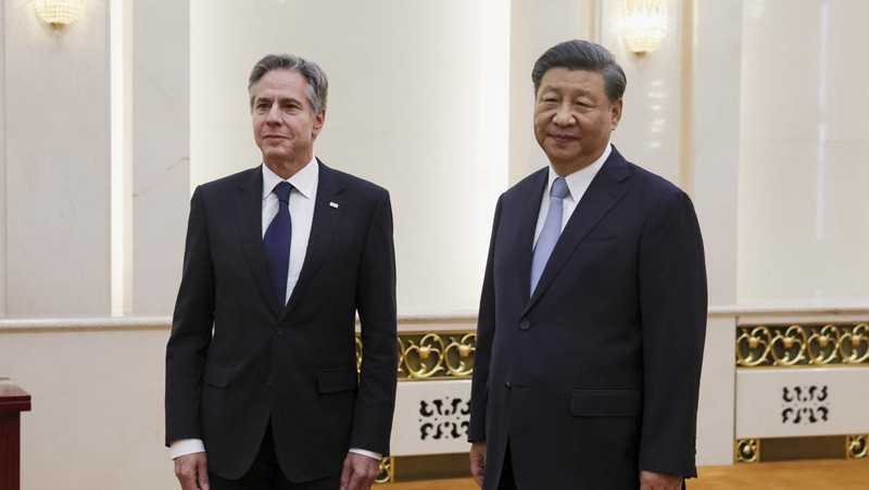 Menteri Luar Negeri AS Antony Blinken bertemu dengan Presiden Tiongkok Xi Jinping di Aula Besar Rakyat di Beijing, Tiongkok, Senin (19/6/2023). (Leah Millis/Pool Photo via AP)