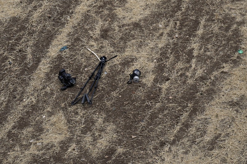 Helikopter serang AH-64 Apache Angkatan Udara Israel melepaskan suar selama serangan tentara Israel di Jenin di Tepi Barat yang diduduki pada 19 Juni 2023. Bentrokan kekerasan meletus di Jenin pada 19 Juni selama serangan Israel di kota Tepi Barat di mana tentara menembakkan rudal dari sebuah helikopter, menurut seorang fotografer AFP di tempat kejadian. (Jaafar ASHTIYEH / AFP)