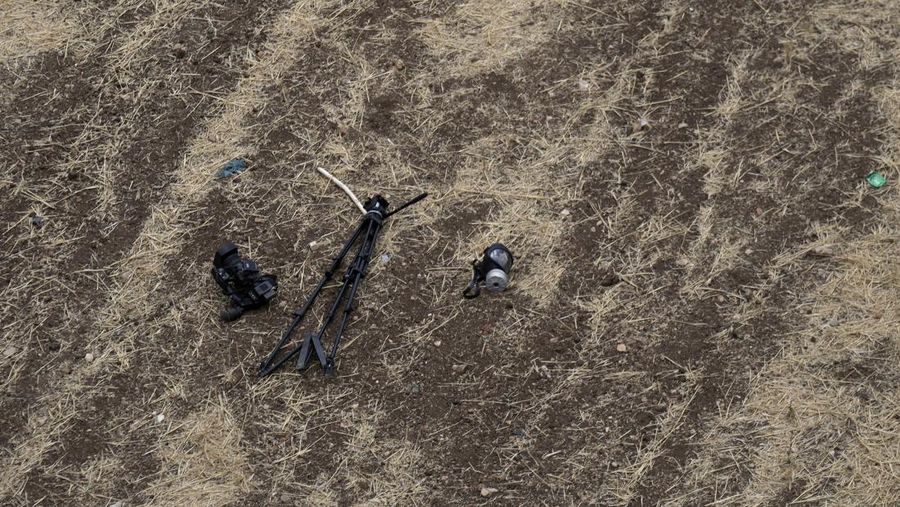Helikopter serang AH-64 Apache Angkatan Udara Israel melepaskan suar selama serangan tentara Israel di Jenin di Tepi Barat yang diduduki pada 19 Juni 2023. Bentrokan kekerasan meletus di Jenin pada 19 Juni selama serangan Israel di kota Tepi Barat di mana tentara menembakkan rudal dari sebuah helikopter, menurut seorang fotografer AFP di tempat kejadian. (Jaafar ASHTIYEH / AFP)