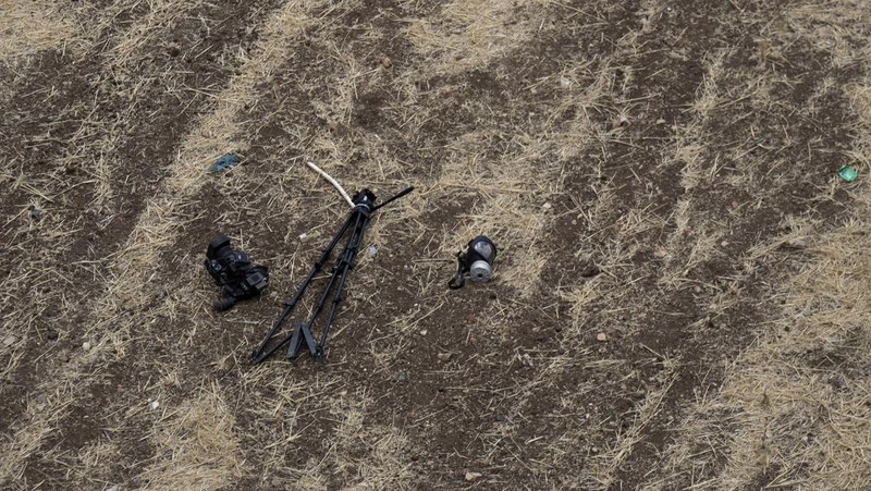 Helikopter serang AH-64 Apache Angkatan Udara Israel melepaskan suar selama serangan tentara Israel di Jenin di Tepi Barat yang diduduki pada 19 Juni 2023. Bentrokan kekerasan meletus di Jenin pada 19 Juni selama serangan Israel di kota Tepi Barat di mana tentara menembakkan rudal dari sebuah helikopter, menurut seorang fotografer AFP di tempat kejadian. (Jaafar ASHTIYEH / AFP)