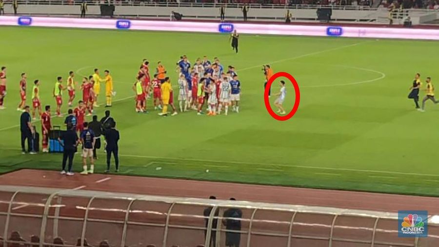 Seorang penonton menerobos ke lapangan demi selfie dengan pemain Argentina. (CNBC Indonesia/Rindi Salsabilla Putri)