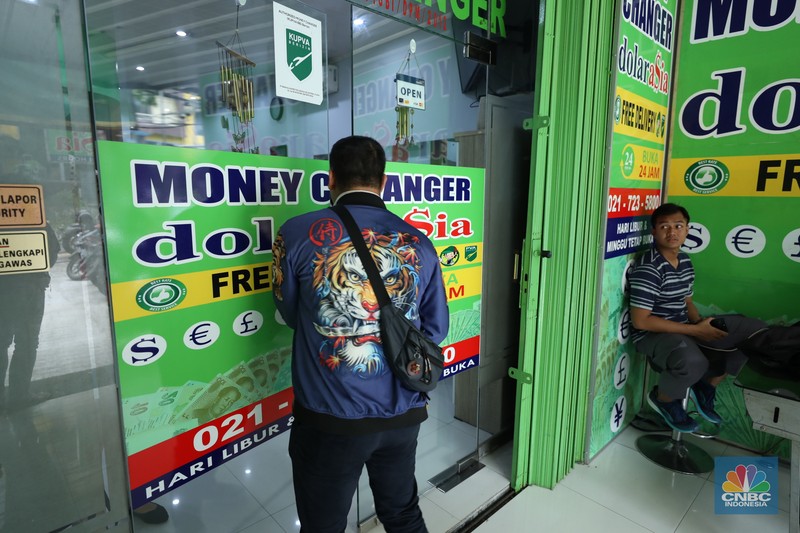 Suasana DolarAsia Money Changer di Kawasan Jakarta, Selasa (20/6/2023). Suasana DolarAsia Money Changer di Kawasan Jakarta, Selasa (20/6/2023). (CNBC Indonesia/Tri Susilo)