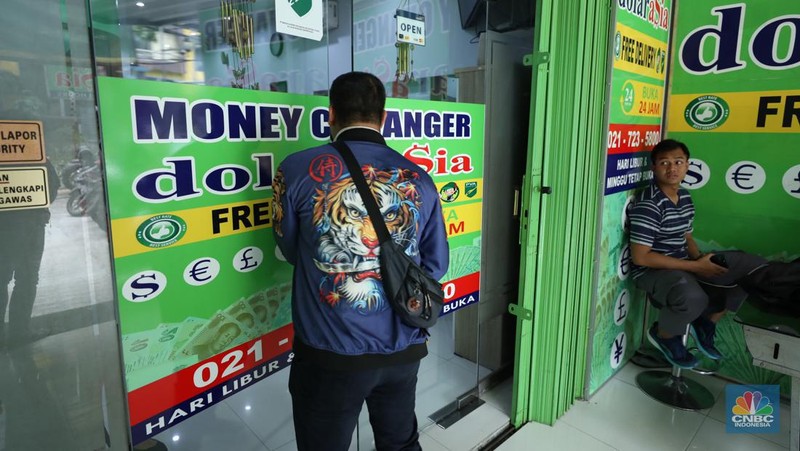 Suasana DolarAsia Money Changer di Kawasan Jakarta, Selasa (20/6/2023). (CNBC Indonesia/Tri Susilo)
