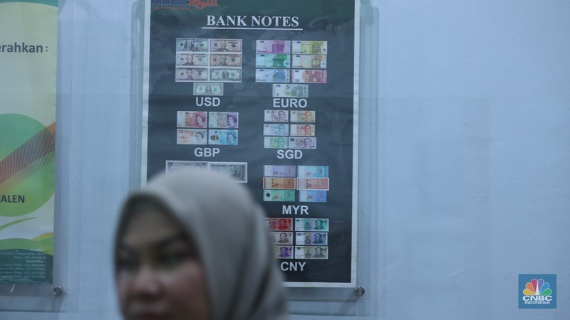Suasana DolarAsia Money Changer di Kawasan Jakarta, Selasa (20/6/2023). (CNBC Indonesia/Tri Susilo)