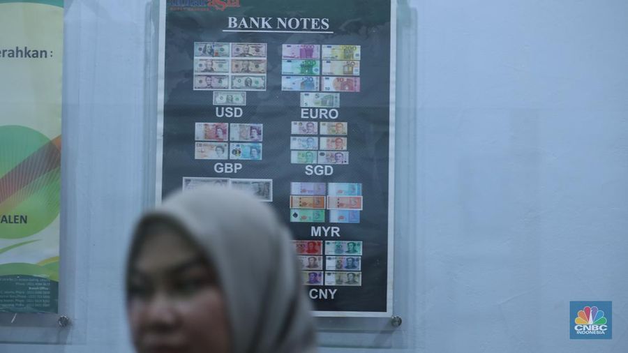 Suasana DolarAsia Money Changer di Kawasan Jakarta, Selasa (20/6/2023). (CNBC Indonesia/Tri Susilo)