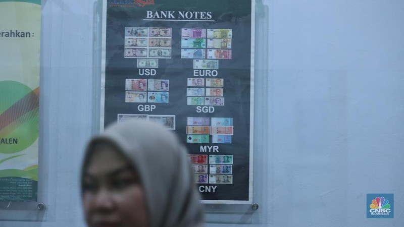 Suasana DolarAsia Money Changer di Kawasan Jakarta, Selasa (20/6/2023). (CNBC Indonesia/Tri Susilo)