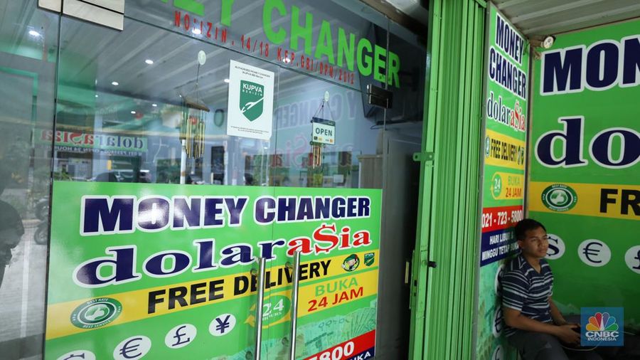 Suasana DolarAsia Money Changer di Kawasan Jakarta, Selasa (20/6/2023). (CNBC Indonesia/Tri Susilo)