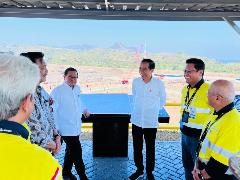 Tiba di Kawasan PT Amman Mineral Nusa Tenggara (AMNT), Selasa siang 20 Juni 2023, Presiden Joko Widodo bersama rombongan meninjau pabrik smelter dari bukit pandang. Tiba di Kawasan PT Amman Mineral Nusa Tenggara (AMNT), Selasa siang 20 Juni 2023, Presiden Joko Widodo bersama rombongan meninjau pabrik smelter dari bukit pandang. (Dok. Rusman - Biro Pers Sekretariat Presiden)