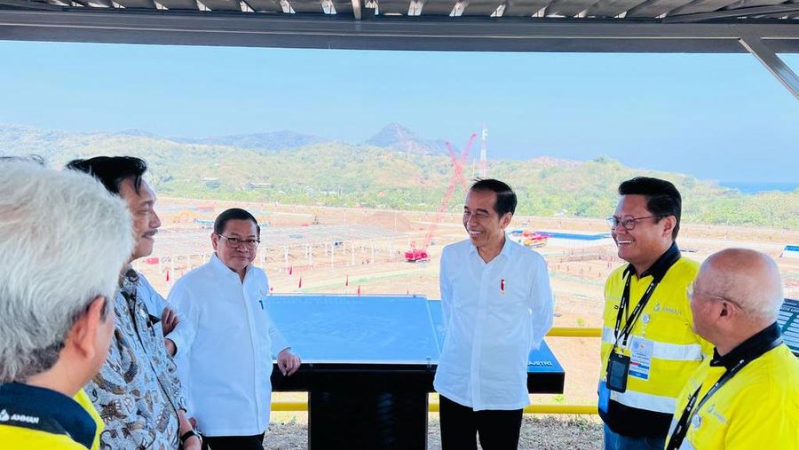 Tiba di Kawasan PT Amman Mineral Nusa Tenggara (AMNT), Selasa siang 20 Juni 2023, Presiden Joko Widodo bersama rombongan meninjau pabrik smelter dari bukit pandang. (Dok. Rusman - Biro Pers Sekretariat Presiden)