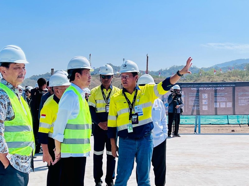 Tiba di Kawasan PT Amman Mineral Nusa Tenggara (AMNT), Selasa siang 20 Juni 2023, Presiden Joko Widodo bersama rombongan meninjau pabrik smelter dari bukit pandang. (Dok. Rusman - Biro Pers Sekretariat Presiden)