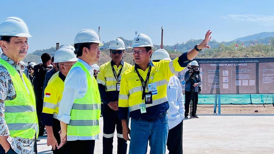Tiba di Kawasan PT Amman Mineral Nusa Tenggara (AMNT), Selasa siang 20 Juni 2023, Presiden Joko Widodo bersama rombongan meninjau pabrik smelter dari bukit pandang. (Dok. Laily Rachev - Biro Pers Sekretariat Presiden)