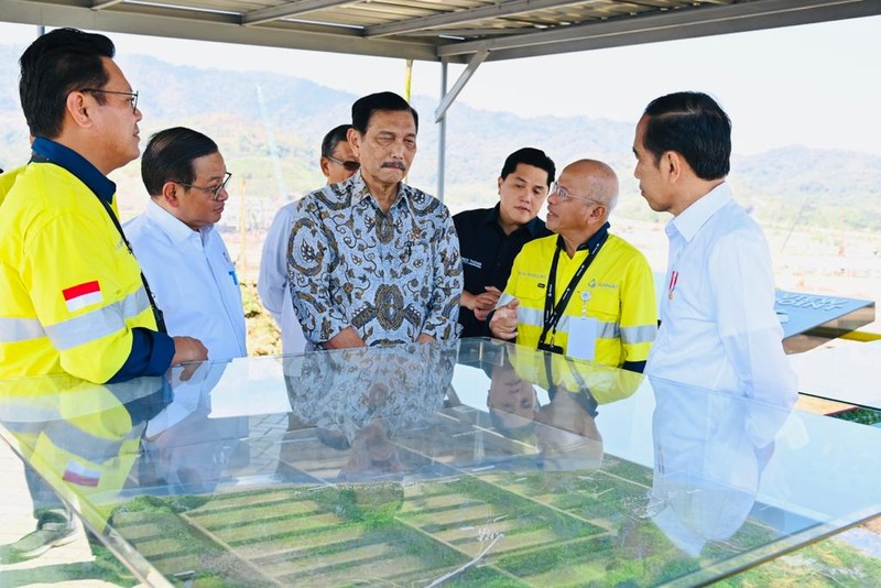 Tiba di Kawasan PT Amman Mineral Nusa Tenggara (AMNT), Selasa siang 20 Juni 2023, Presiden Joko Widodo bersama rombongan meninjau pabrik smelter dari bukit pandang. (Dok. Rusman - Biro Pers Sekretariat Presiden)