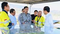 Gaya Jokowi Blusukan Cek Proyek Smelter Amman Mineral Di NTB - Foto 2