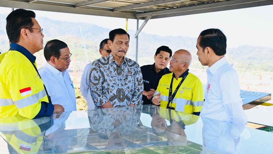 Tiba di Kawasan PT Amman Mineral Nusa Tenggara (AMNT), Selasa siang 20 Juni 2023, Presiden Joko Widodo bersama rombongan meninjau pabrik smelter dari bukit pandang. (Dok. Rusman - Biro Pers Sekretariat Presiden)