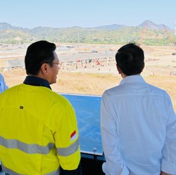 Gaya Jokowi Blusukan Cek Proyek Smelter Amman Mineral di NTB