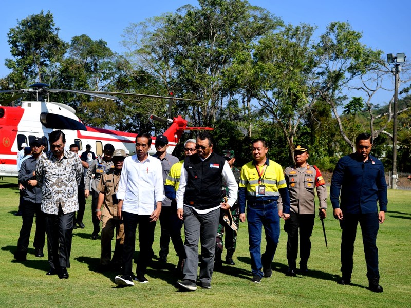 Tiba di Kawasan PT Amman Mineral Nusa Tenggara (AMNT), Selasa siang 20 Juni 2023, Presiden Joko Widodo bersama rombongan meninjau pabrik smelter dari bukit pandang. Tiba di Kawasan PT Amman Mineral Nusa Tenggara (AMNT), Selasa siang 20 Juni 2023, Presiden Joko Widodo bersama rombongan meninjau pabrik smelter dari bukit pandang. (Dok. Rusman - Biro Pers Sekretariat Presiden)