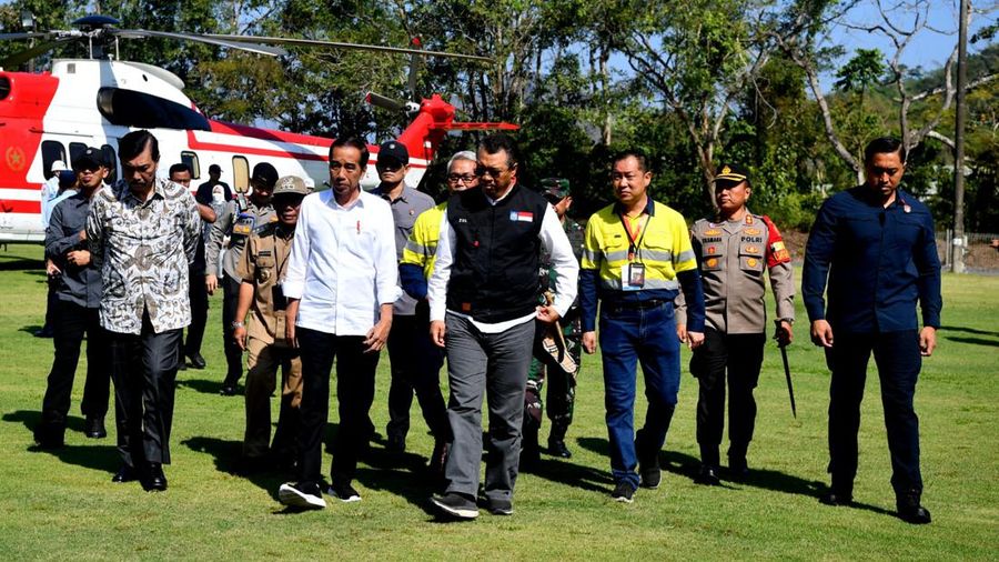 Tiba di Kawasan PT Amman Mineral Nusa Tenggara (AMNT), Selasa siang 20 Juni 2023, Presiden Joko Widodo bersama rombongan meninjau pabrik smelter dari bukit pandang. (Dok. Rusman - Biro Pers Sekretariat Presiden)