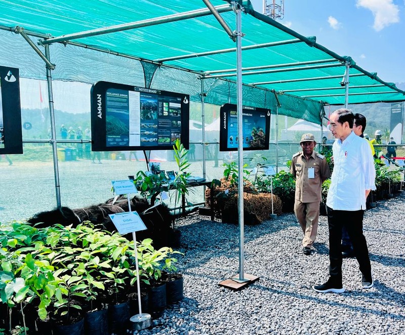 Tiba di Kawasan PT Amman Mineral Nusa Tenggara (AMNT), Selasa siang 20 Juni 2023, Presiden Joko Widodo bersama rombongan meninjau pabrik smelter dari bukit pandang. Tiba di Kawasan PT Amman Mineral Nusa Tenggara (AMNT), Selasa siang 20 Juni 2023, Presiden Joko Widodo bersama rombongan meninjau pabrik smelter dari bukit pandang. (Dok. Rusman - Biro Pers Sekretariat Presiden)