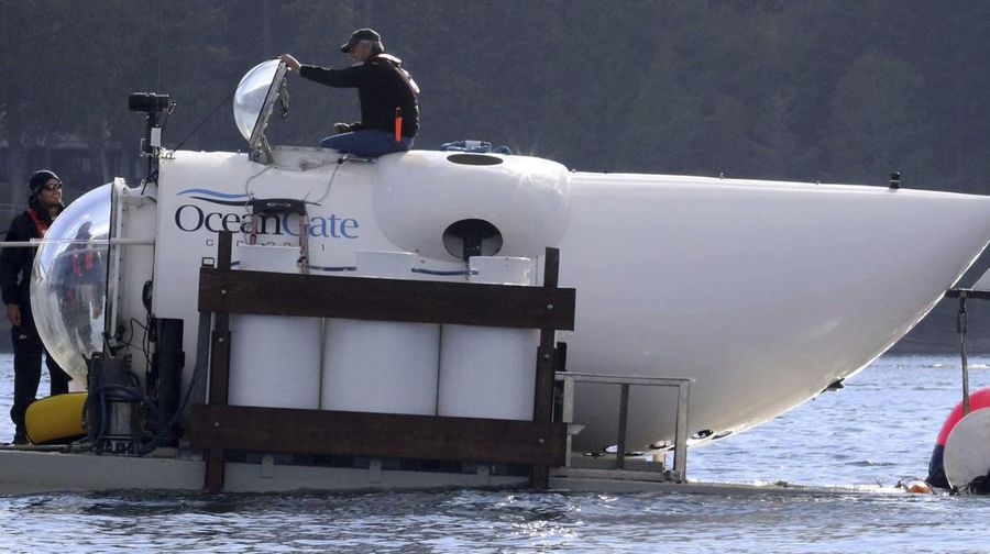 Dalam foto yang dirilis oleh Action Aviation ini, kapal selam Titan dipersiapkan untuk menyelam ke daerah terpencil di Samudra Atlantik dalam ekspedisi ke Titanic pada Minggu, 18 Juni 2023. Tim penyelamat berpacu dengan waktu Selasa, 20 Juni, untuk menemukan kapal selam yang hilang membawa lima orang, yang dilaporkan terlambat pada Minggu malam. (Action Aviation via AP)