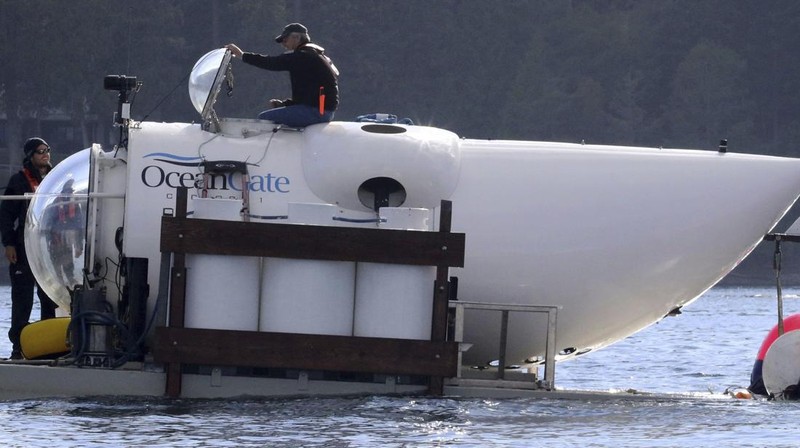 Dalam foto yang dirilis oleh Action Aviation ini, kapal selam Titan dipersiapkan untuk menyelam ke daerah terpencil di Samudra Atlantik dalam ekspedisi ke Titanic pada Minggu, 18 Juni 2023. Tim penyelamat berpacu dengan waktu Selasa, 20 Juni, untuk menemukan kapal selam yang hilang membawa lima orang, yang dilaporkan terlambat pada Minggu malam. (Action Aviation via AP)