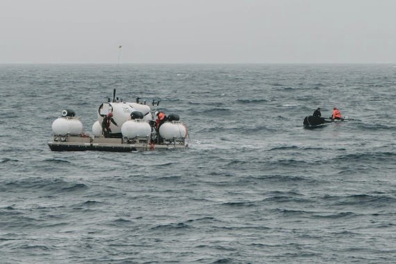 Dalam foto yang dirilis oleh Action Aviation ini, kapal selam Titan dipersiapkan untuk menyelam ke daerah terpencil di Samudra Atlantik dalam ekspedisi ke Titanic pada Minggu, 18 Juni 2023. Tim penyelamat berpacu dengan waktu Selasa, 20 Juni, untuk menemukan kapal selam yang hilang membawa lima orang, yang dilaporkan terlambat pada Minggu malam. (Action Aviation via AP)