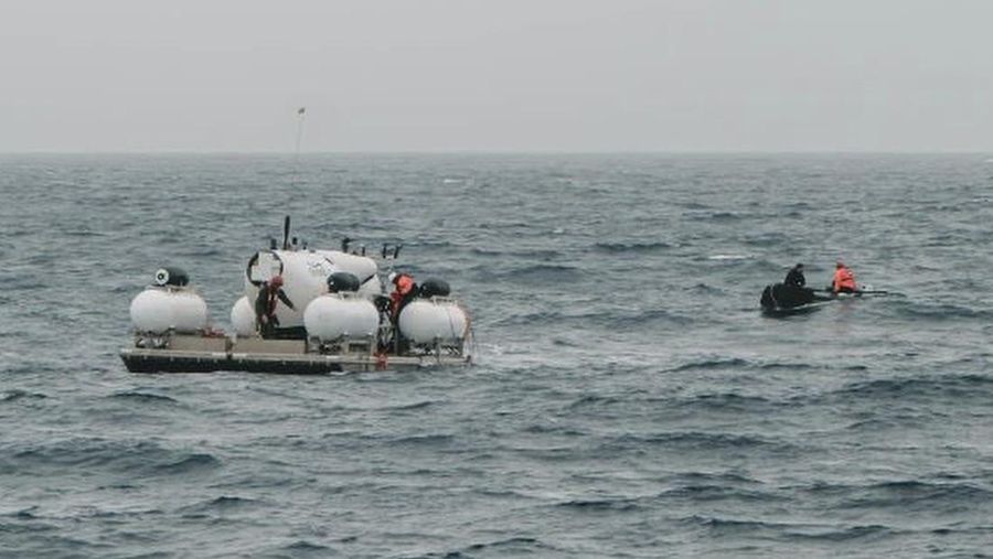 Dalam foto yang dirilis oleh Action Aviation ini, kapal selam Titan dipersiapkan untuk menyelam ke daerah terpencil di Samudra Atlantik dalam ekspedisi ke Titanic pada Minggu, 18 Juni 2023. Tim penyelamat berpacu dengan waktu Selasa, 20 Juni, untuk menemukan kapal selam yang hilang membawa lima orang, yang dilaporkan terlambat pada Minggu malam. (Action Aviation via AP)