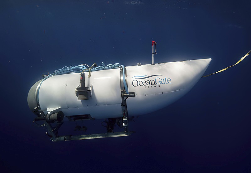 Dalam foto yang dirilis oleh Action Aviation ini, kapal selam Titan dipersiapkan untuk menyelam ke daerah terpencil di Samudra Atlantik dalam ekspedisi ke Titanic pada Minggu, 18 Juni 2023. Tim penyelamat berpacu dengan waktu Selasa, 20 Juni, untuk menemukan kapal selam yang hilang membawa lima orang, yang dilaporkan terlambat pada Minggu malam. (Action Aviation via AP)