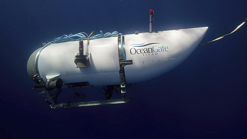 Dalam foto yang dirilis oleh Action Aviation ini, kapal selam Titan dipersiapkan untuk menyelam ke daerah terpencil di Samudra Atlantik dalam ekspedisi ke Titanic pada Minggu, 18 Juni 2023. Tim penyelamat berpacu dengan waktu Selasa, 20 Juni, untuk menemukan kapal selam yang hilang membawa lima orang, yang dilaporkan terlambat pada Minggu malam. (Action Aviation via AP)