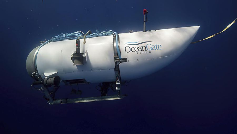 Foto yang disediakan oleh OceanGate Expeditions ini menunjukkan sebuah kapal selam bernama Titan yang digunakan untuk mengunjungi lokasi reruntuhan Titanic. Berpacu dengan waktu di laut lepas, armada kapal dan pesawat internasional yang terus bertambah mencari kapal selam yang hilang di Atlantik Utara saat membawa lima orang ke bangkai kapal Titanic pada Selasa, 20 Juni 2023. (OceanGate Expeditions via AP)