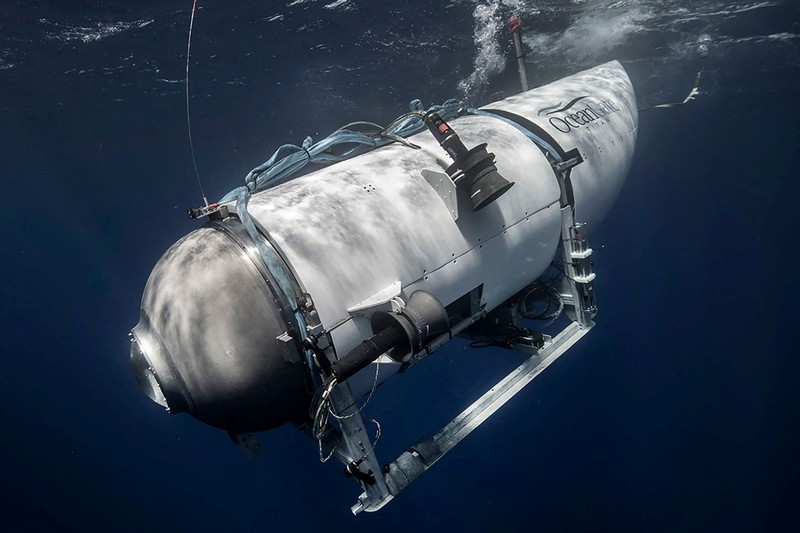 Dalam foto yang dirilis oleh Action Aviation ini, kapal selam Titan dipersiapkan untuk menyelam ke daerah terpencil di Samudra Atlantik dalam ekspedisi ke Titanic pada Minggu, 18 Juni 2023. Tim penyelamat berpacu dengan waktu Selasa, 20 Juni, untuk menemukan kapal selam yang hilang membawa lima orang, yang dilaporkan terlambat pada Minggu malam. (Action Aviation via AP)