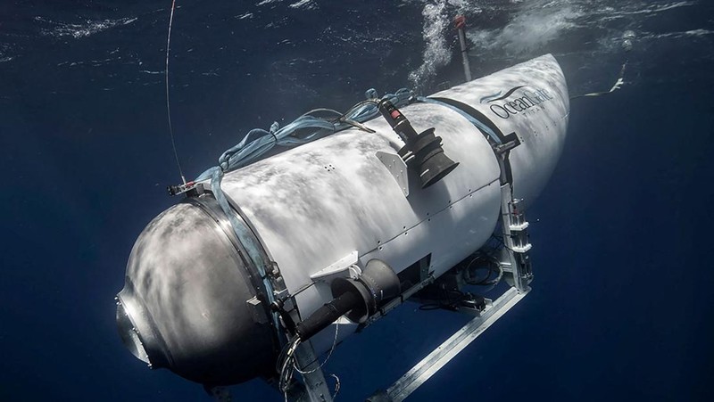 Dalam foto yang dirilis oleh Action Aviation ini, kapal selam Titan dipersiapkan untuk menyelam ke daerah terpencil di Samudra Atlantik dalam ekspedisi ke Titanic pada Minggu, 18 Juni 2023. Tim penyelamat berpacu dengan waktu Selasa, 20 Juni, untuk menemukan kapal selam yang hilang membawa lima orang, yang dilaporkan terlambat pada Minggu malam. (Action Aviation via AP)