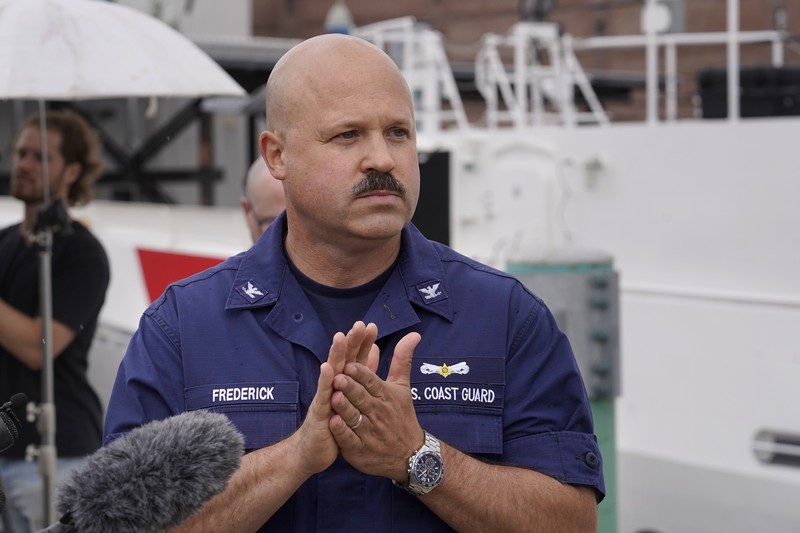 Dalam foto yang dirilis oleh Action Aviation ini, kapal selam Titan dipersiapkan untuk menyelam ke daerah terpencil di Samudra Atlantik dalam ekspedisi ke Titanic pada Minggu, 18 Juni 2023. Tim penyelamat berpacu dengan waktu Selasa, 20 Juni, untuk menemukan kapal selam yang hilang membawa lima orang, yang dilaporkan terlambat pada Minggu malam. (Action Aviation via AP)