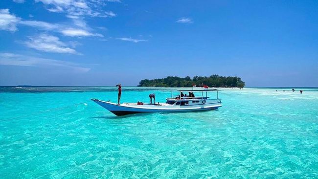 Pemandangan spektakuler Kepulauan Karimun dengan air laut yang biru jernih dan pantai berpasir putih, menawarkan surga tropis yang memukau