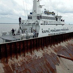 Kapal Singapura Kepergok Lagi Asyik Maling Pasir Laut di Batam