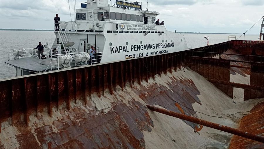 Kementerian Kelautan dan Perikanan menangkap kapal angkut pengeruk pasir laut diduga ilegal di Pulau Rupat, Bengkalis, Riau. (Dok. mediacenter.riau)