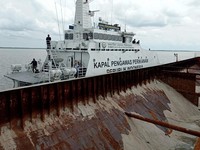 Kapal Singapura Kepergok Lagi Asyik Maling Pasir Laut di Batam