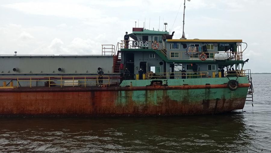 Kementerian Kelautan dan Perikanan menangkap kapal angkut pengeruk pasir laut diduga ilegal di Pulau Rupat, Bengkalis, Riau. (Dok. mediacenter.riau)