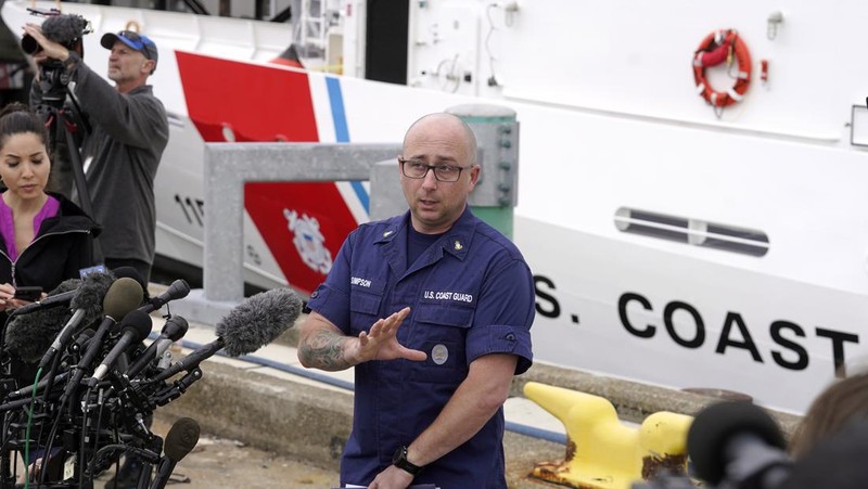 Dalam foto yang dirilis oleh Action Aviation ini, kapal selam Titan dipersiapkan untuk menyelam ke daerah terpencil di Samudra Atlantik dalam ekspedisi ke Titanic pada Minggu, 18 Juni 2023. Tim penyelamat berpacu dengan waktu Selasa, 20 Juni, untuk menemukan kapal selam yang hilang membawa lima orang, yang dilaporkan terlambat pada Minggu malam. (Action Aviation via AP)