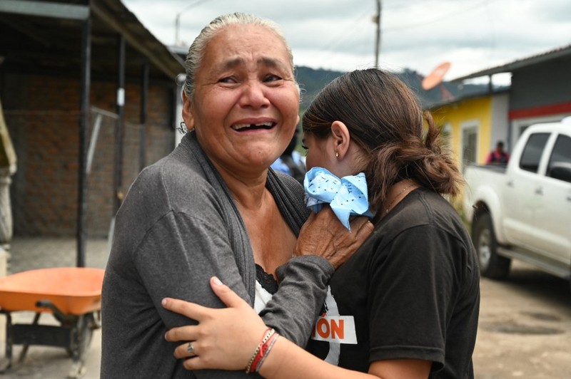 Penjaga penjara menjaga narapidana di penjara Pusat Wanita untuk Adaptasi Sosial (CEFAS) setelah kebakaran menyusul perkelahian antar narapidana di Tamara, sekitar 25 km dari Tegucigalpa, Honduras pada 20 Juni 2023. Bentrokan antara geng saingan di penjara wanita di Honduras tersisa di Sedikitnya 41 orang tewas pada Selasa, kata polisi kepada AFP. Kekerasan itu terjadi di sebuah penjara sekitar 25 kilometer (sekitar 15 mil) utara ibu kota Tegucigalpa, menurut juru bicara polisi Edgardo Barahona, yang menyebut jumlah 