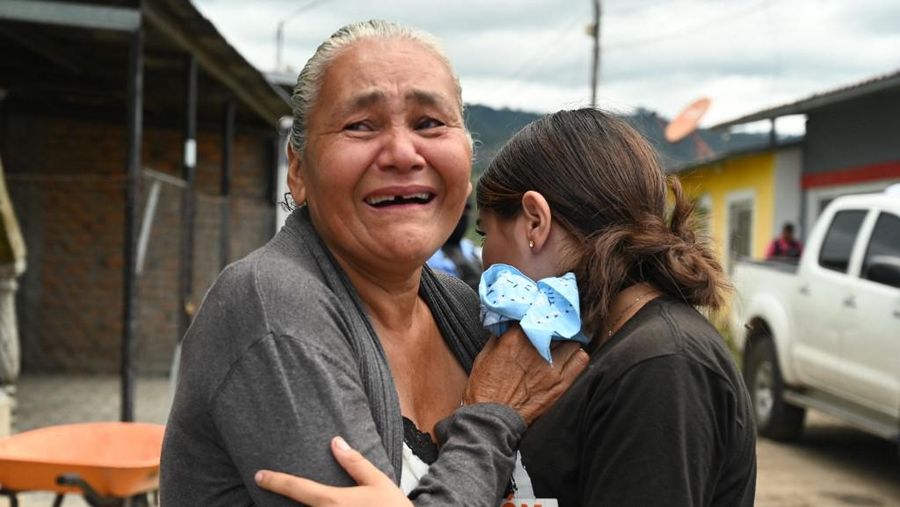 Penjaga penjara menjaga narapidana di penjara Pusat Wanita untuk Adaptasi Sosial (CEFAS) setelah kebakaran menyusul perkelahian antar narapidana di Tamara, sekitar 25 km dari Tegucigalpa, Honduras pada 20 Juni 2023. Bentrokan antara geng saingan di penjara wanita di Honduras tersisa di Sedikitnya 41 orang tewas pada Selasa, kata polisi kepada AFP. Kekerasan itu terjadi di sebuah penjara sekitar 25 kilometer (sekitar 15 mil) utara ibu kota Tegucigalpa, menurut juru bicara polisi Edgardo Barahona, yang menyebut jumlah 