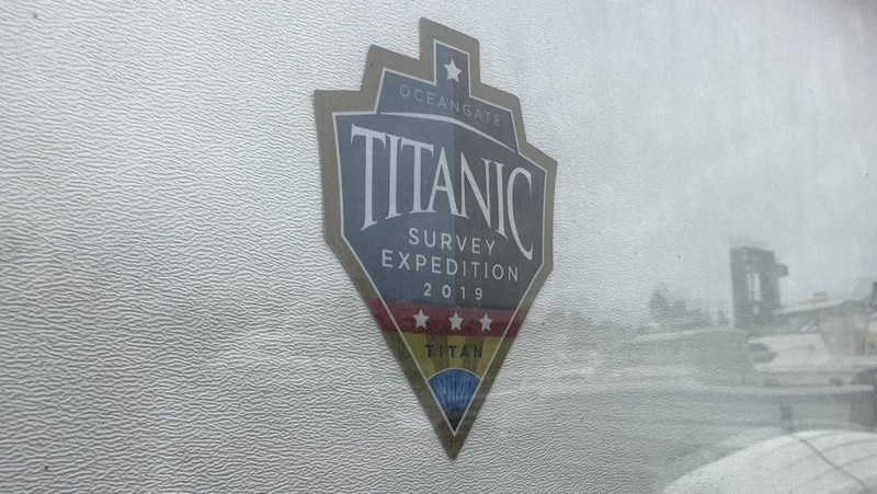 Dalam foto yang dirilis oleh Action Aviation ini, kapal selam Titan dipersiapkan untuk menyelam ke daerah terpencil di Samudra Atlantik dalam ekspedisi ke Titanic pada Minggu, 18 Juni 2023. Tim penyelamat berpacu dengan waktu Selasa, 20 Juni, untuk menemukan kapal selam yang hilang membawa lima orang, yang dilaporkan terlambat pada Minggu malam. (Action Aviation via AP)