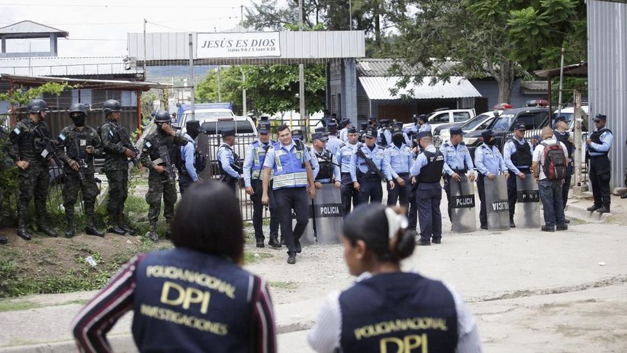 Penjaga penjara menjaga narapidana di penjara Pusat Wanita untuk Adaptasi Sosial (CEFAS) setelah kebakaran menyusul perkelahian antar narapidana di Tamara, sekitar 25 km dari Tegucigalpa, Honduras pada 20 Juni 2023. Bentrokan antara geng saingan di penjara wanita di Honduras tersisa di Sedikitnya 41 orang tewas pada Selasa, kata polisi kepada AFP. Kekerasan itu terjadi di sebuah penjara sekitar 25 kilometer (sekitar 15 mil) utara ibu kota Tegucigalpa, menurut juru bicara polisi Edgardo Barahona, yang menyebut jumlah 