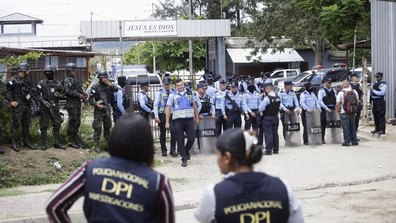 Penjaga penjara menjaga narapidana di penjara Pusat Wanita untuk Adaptasi Sosial (CEFAS) setelah kebakaran menyusul perkelahian antar narapidana di Tamara, sekitar 25 km dari Tegucigalpa, Honduras pada 20 Juni 2023. Bentrokan antara geng saingan di penjara wanita di Honduras tersisa di Sedikitnya 41 orang tewas pada Selasa, kata polisi kepada AFP. Kekerasan itu terjadi di sebuah penjara sekitar 25 kilometer (sekitar 15 mil) utara ibu kota Tegucigalpa, menurut juru bicara polisi Edgardo Barahona, yang menyebut jumlah 