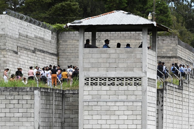 Penjaga penjara menjaga narapidana di penjara Pusat Wanita untuk Adaptasi Sosial (CEFAS) setelah kebakaran menyusul perkelahian antar narapidana di Tamara, sekitar 25 km dari Tegucigalpa, Honduras pada 20 Juni 2023. Bentrokan antara geng saingan di penjara wanita di Honduras tersisa di Sedikitnya 41 orang tewas pada Selasa, kata polisi kepada AFP. Kekerasan itu terjadi di sebuah penjara sekitar 25 kilometer (sekitar 15 mil) utara ibu kota Tegucigalpa, menurut juru bicara polisi Edgardo Barahona, yang menyebut jumlah 