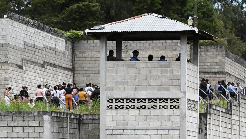 Penjaga penjara menjaga narapidana di penjara Pusat Wanita untuk Adaptasi Sosial (CEFAS) setelah kebakaran menyusul perkelahian antar narapidana di Tamara, sekitar 25 km dari Tegucigalpa, Honduras pada 20 Juni 2023. Bentrokan antara geng saingan di penjara wanita di Honduras tersisa di Sedikitnya 41 orang tewas pada Selasa, kata polisi kepada AFP. Kekerasan itu terjadi di sebuah penjara sekitar 25 kilometer (sekitar 15 mil) utara ibu kota Tegucigalpa, menurut juru bicara polisi Edgardo Barahona, yang menyebut jumlah 