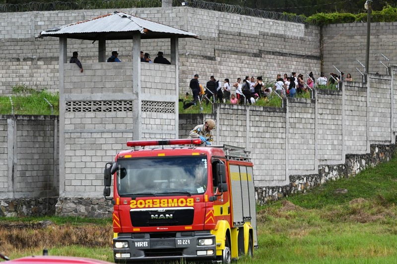Penjaga penjara menjaga narapidana di penjara Pusat Wanita untuk Adaptasi Sosial (CEFAS) setelah kebakaran menyusul perkelahian antar narapidana di Tamara, sekitar 25 km dari Tegucigalpa, Honduras pada 20 Juni 2023. Bentrokan antara geng saingan di penjara wanita di Honduras tersisa di Sedikitnya 41 orang tewas pada Selasa, kata polisi kepada AFP. Kekerasan itu terjadi di sebuah penjara sekitar 25 kilometer (sekitar 15 mil) utara ibu kota Tegucigalpa, menurut juru bicara polisi Edgardo Barahona, yang menyebut jumlah 